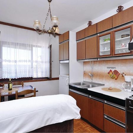 2 Bedroom Lovely Apartment In Starigrad Paklenica Εξωτερικό φωτογραφία
