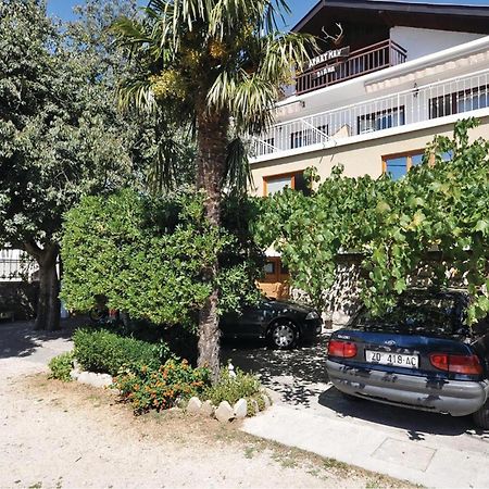 2 Bedroom Lovely Apartment In Starigrad Paklenica Εξωτερικό φωτογραφία