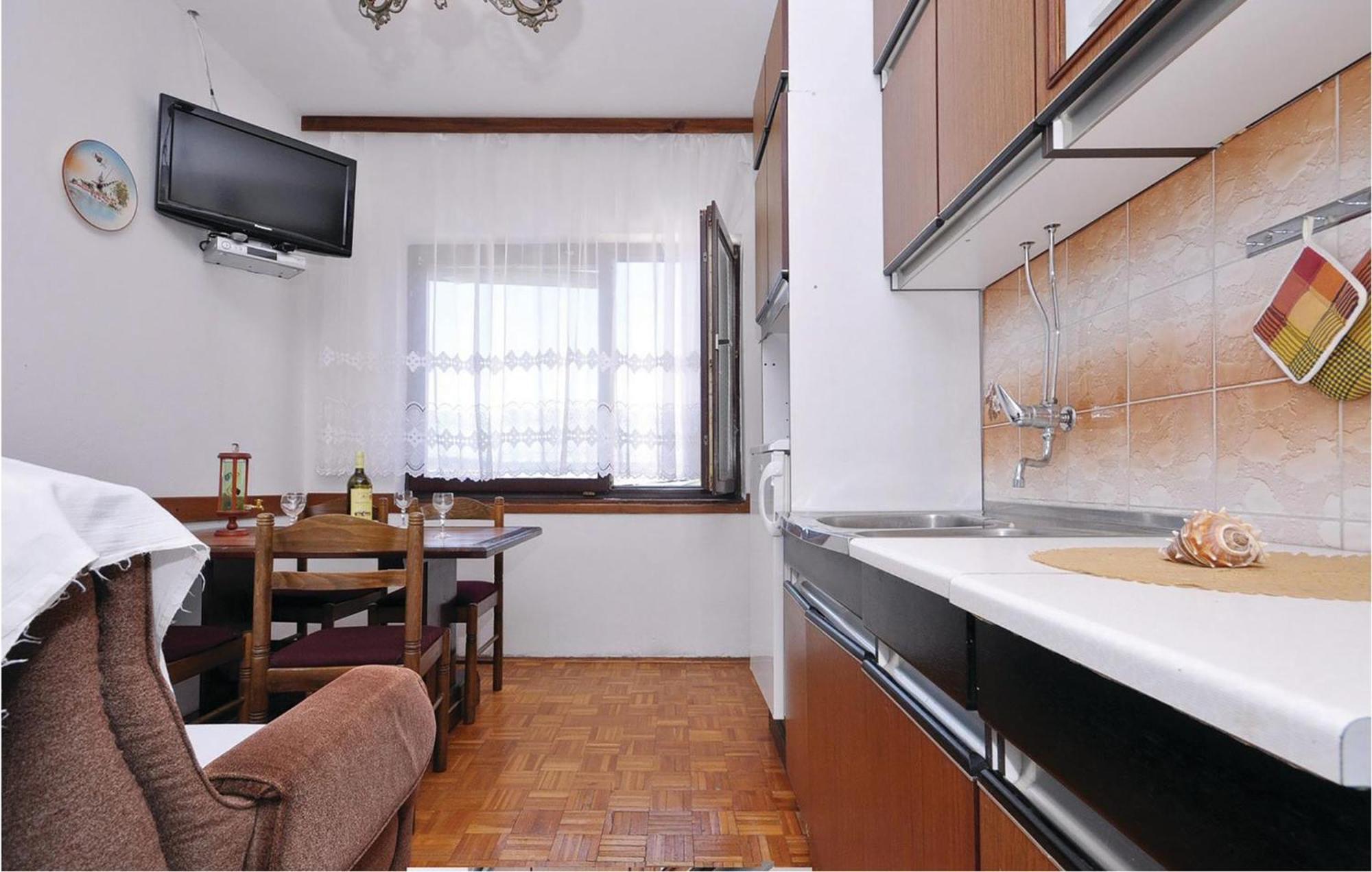 2 Bedroom Lovely Apartment In Starigrad Paklenica Εξωτερικό φωτογραφία
