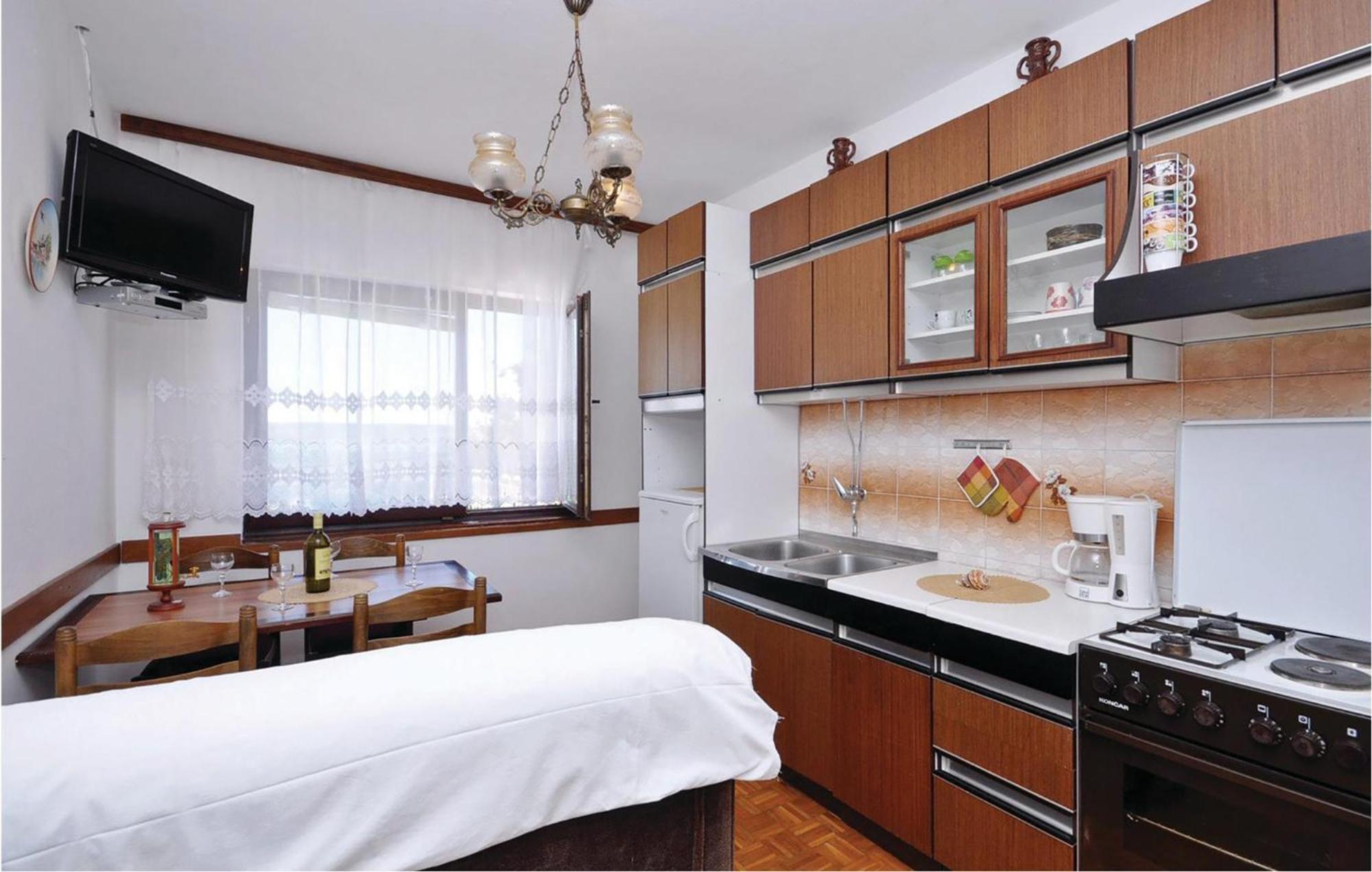2 Bedroom Lovely Apartment In Starigrad Paklenica Εξωτερικό φωτογραφία